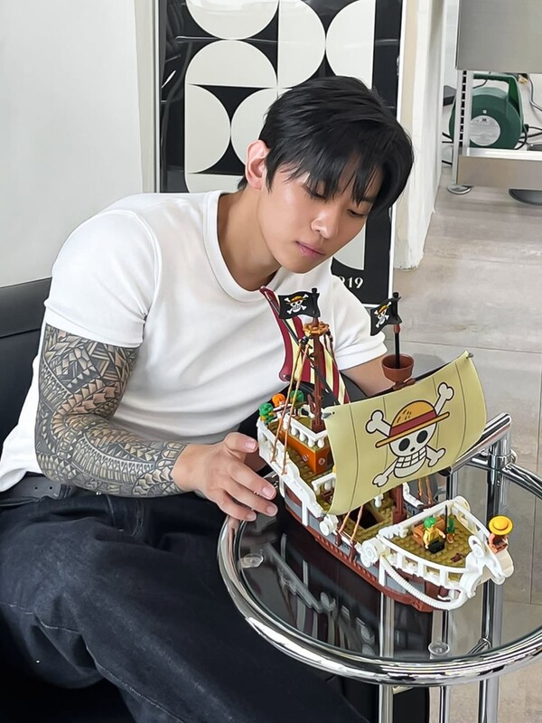 덱스, 팔에 새긴 정신과 손끝의 집중력이 만든 ‘압도적 섹시’